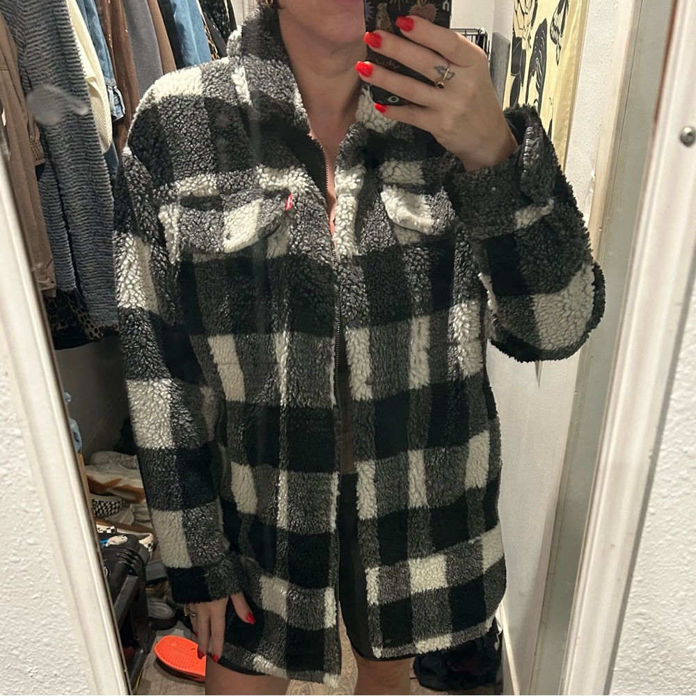 Levi's Women's Oversized Long Sherpa Trucker Jacket